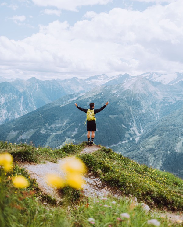 Wanderer vor Bergpanorama @Salzburger Land Tourismus | Bad Gastein | Denis Cebulec