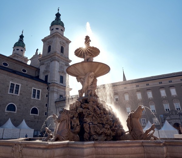 Brunnen in Salzburg © Timo Trilk on Unsplash