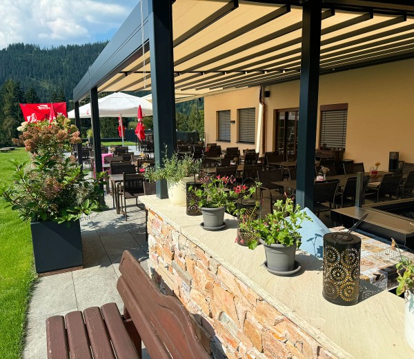 Gemütliche Terrasse umgeben vom Natur und mit Blick auf den Hochkönig