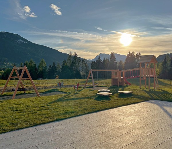 Spielplatz im Grünen, neben der Terrasse vom Alpengasthof Hochkönigblick