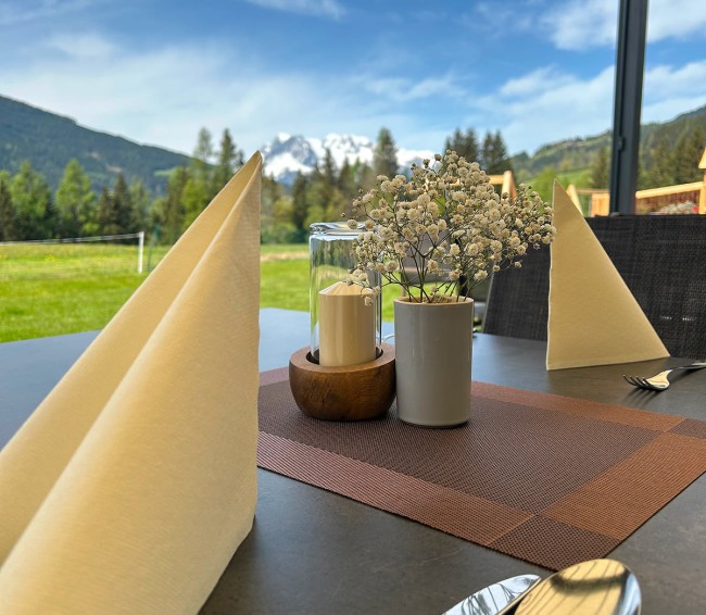 Gedeckter Tisch auf der Sonnenterrasse, mit Blick auf den Hochkönig