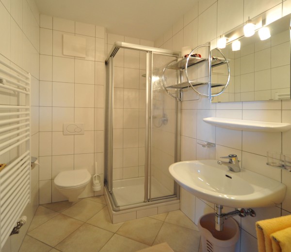 modernes Badezimmer im Alpengasthof