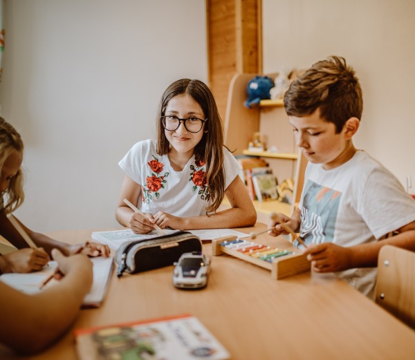 Kinder spielen zusammen