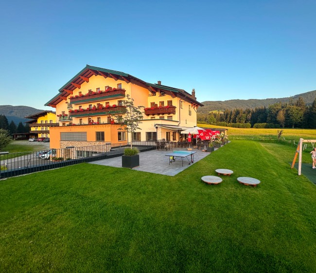 Weitläufige Wiesen rund um Hotel Hochkönigblick