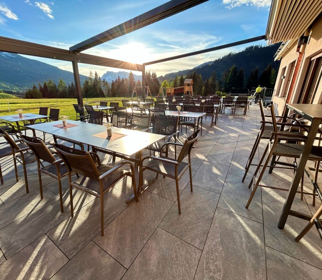 Lauen Sommerabend auf der Terrasse genießen