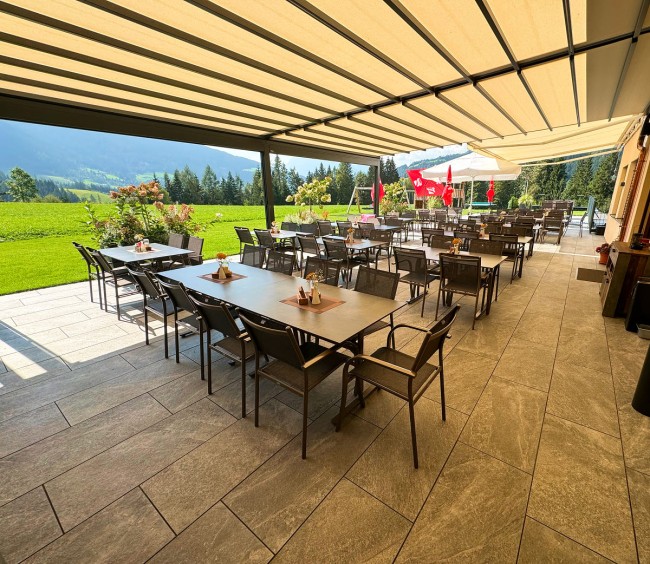 Große Sonnenterrasse im Hotel Hochkönigblick