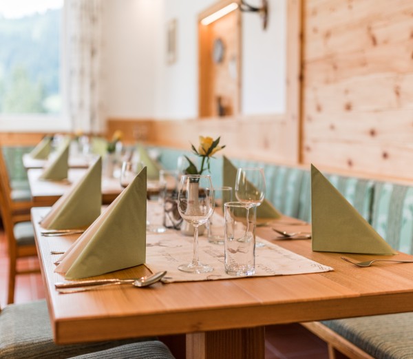gedeckter Tisch im Restaurant Hochkoenigblick