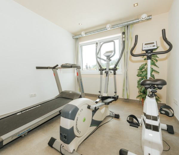 Hauseigener Fitnessraum im Hotel Hochkönigblick